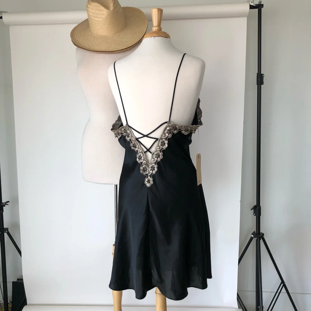 SOLD ❌ VINTAGE BLACK NIGHTDRESS WITH SCALLOP TRIM - Picture 3 of 8
